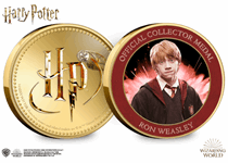 This official Harry Potter medal features on the reverse a full
colour image of Ron Weasley. It has been protectively encapsulated in official Harry Potter packaging.