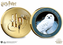This official Harry Potter medal features a full colour image of
Hedwig, Harry's owl, on the reverse. The obverse features the Harry Potter logo.
It is protected in official Harry Potter packaging.