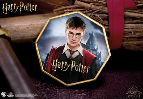 The Official Harry Potter Commemorative features a full colour image of Harry Potter. The obverse features the Harry Potter logo and has been plated in 24-carat Gold.