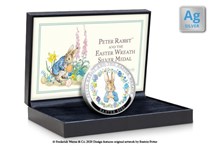 The Peter Rabbit Easter 2020 commemorative features a colour illustration of Peter Rabbit in an Easter Wreath. It's presented in a box. Edition limit: 995. Struck from .925 Silver. Finish: Proof