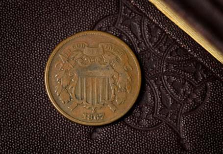 This is an example of the first coin to feature the phrase "In god we trust". This is the official motto of the United States and has been used on coins since 1864. Comes in leatherette box with COA.