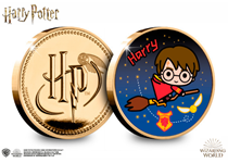 The Official Harry Potter Charm Commemorative features a full colour 'Chibi' illustration of Harry Potter on the reverse and the Harry Potter logo on the obverse.