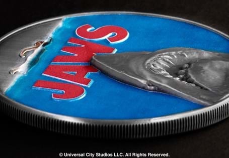 Your Jaws Supersize Commemorative has been struck over a 70mm diameter and features the Jaws iconic poster design, in ultra-high relief. 