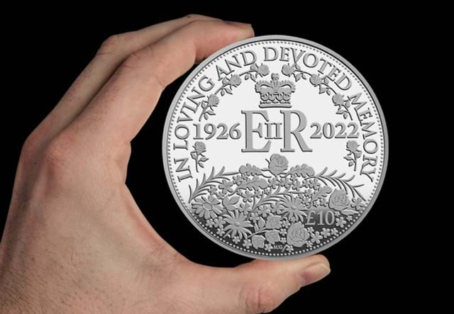 QEII In Memoriam IOM Silver 5Oz In Hand