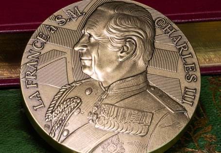 This pure Bronze medal is a replica of the medal struck for King Charles III's Coronation and gifted to him by President Macron.