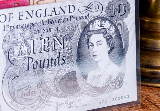 QEII Silver Banknotes Lifestyle 06