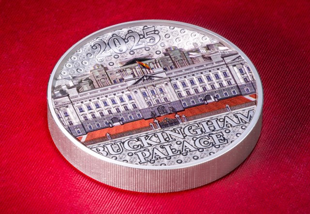 Buckingham Palace Silver 2Oz Lifestyle 01