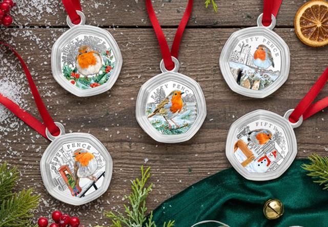 2025 Robin 50P In Bauble SET Lifestyle 5