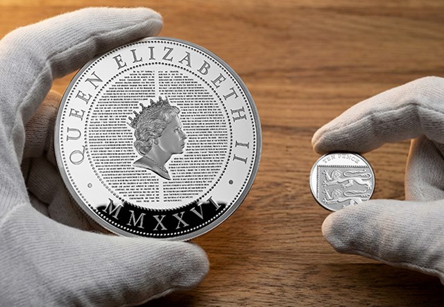 2025 QEII Speech 5Oz Hand Comparison Shot 650X450 1
